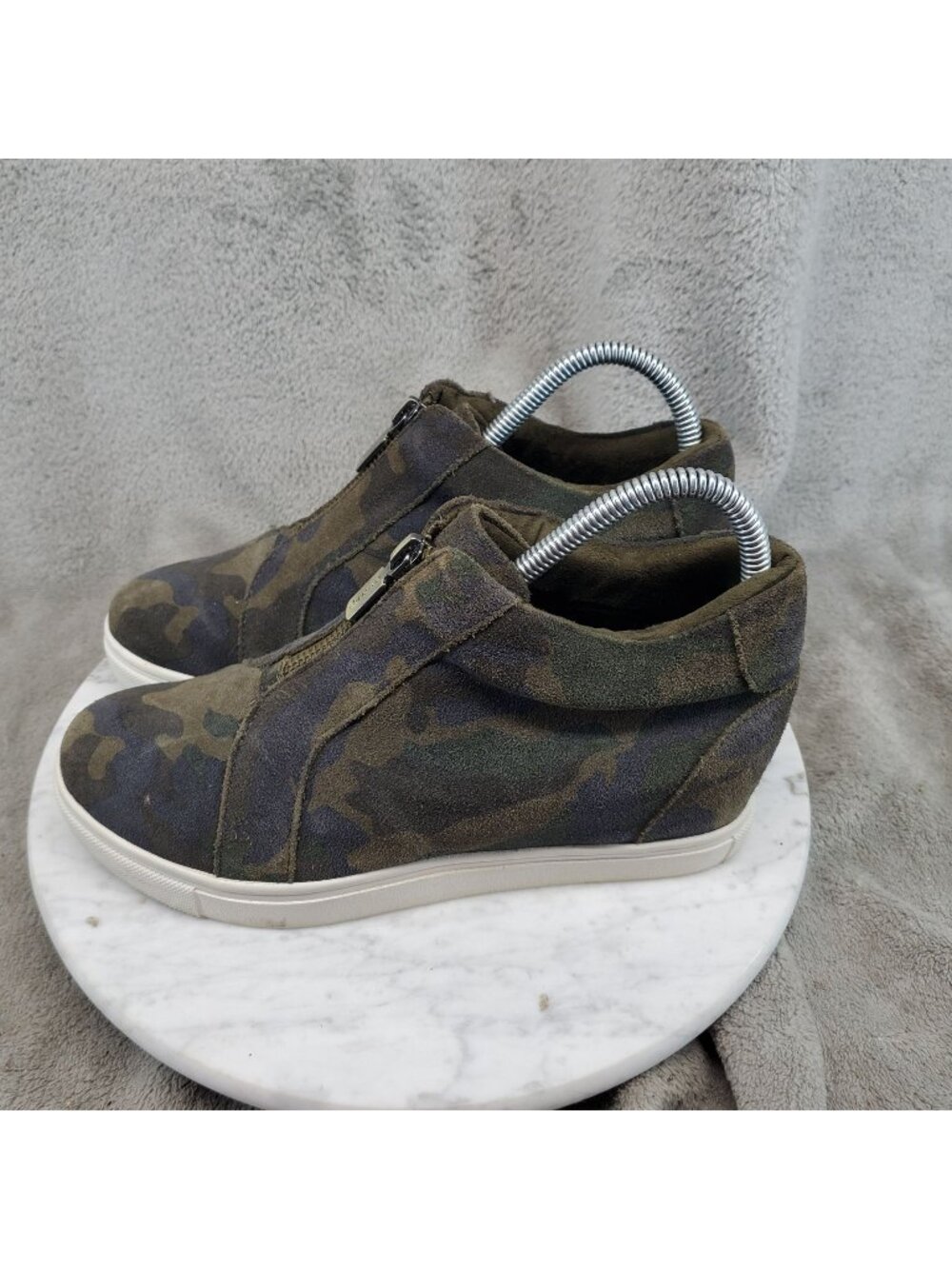 Blondo Shoes Womens Size 7.5 Green Camouflage Suede Glenda Wedge Sneakers *Read*